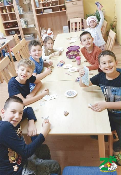 Deti zdobia medovníky vo vianočnej dielni