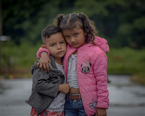 Súrodenci sa objímajú