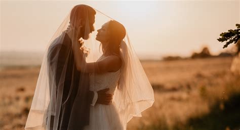 Dvojica si pripíja na svadbe