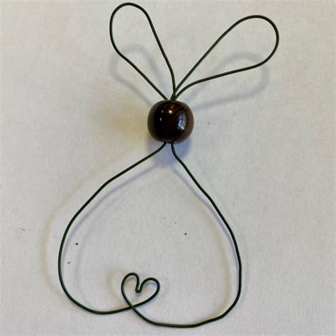 fotografia hotového zajačika z drôtu a korálok