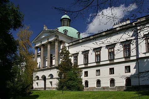 Pohľad na historickú architektúru zámku Topoľčianky obklopeného parkom