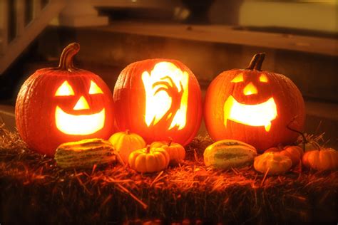 Temná halloweenska atmosféra s tekvicami a filmovou tematikou