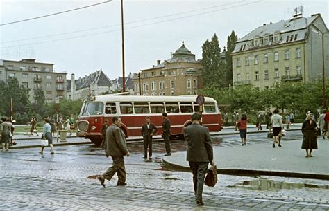 archívna fotografia prvomájového sprievodu v Československu po roku 1948