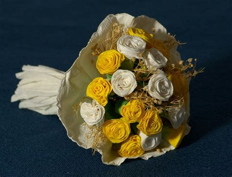 Handmade darčeky, ako je kytica z krepového papiera s fotkami a drevená šperkovnica