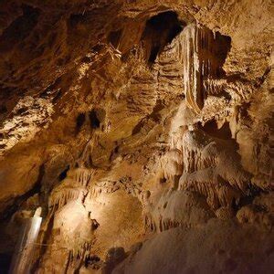 Detail sintrových záclon a stalagmitov v Jaskyni Driny