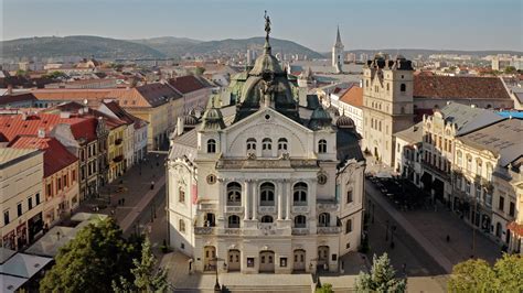 Záber na osvetlené historické javisko Národného divadla Košice počas slávnostného koncertu