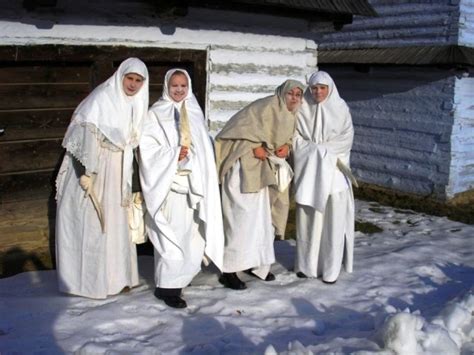 obraz svätej Lucie a tradičné slovenské zvyky spojené s jej sviatkom, deti jedia cesnak, ženy vykonávajú ochranné rituály