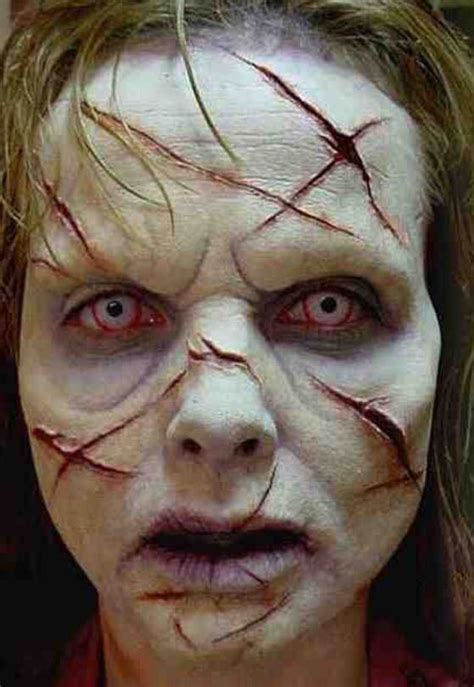 Fotografia: Detail na make-up zombie, doplnený roztrhaným oblečením