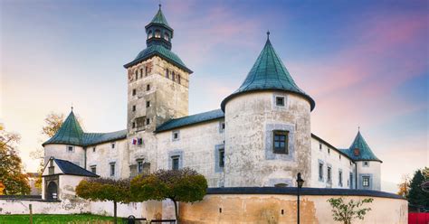 Zobrazenie renesančného šľachtického sídla (Bytčiansky zámok) a architektonický detail Sobášneho paláca