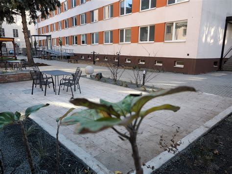 Schéma rozloženia priestoru pre oslavu: oddychová zóna pre staršiu generáciu, fotokútik a centrálny stôl s jedlom.