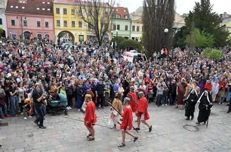 Fotografia sprievodu krížovej cesty v meste