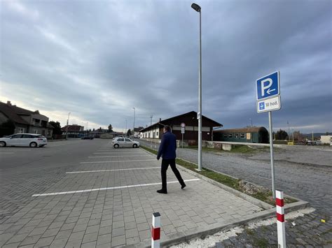 Foto tabuliek s odkazmi na vŕbach pri železničnej stanici