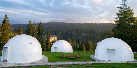 Fotografia interiéru Panteónu s viditeľnými kazetami v kupole a nikami