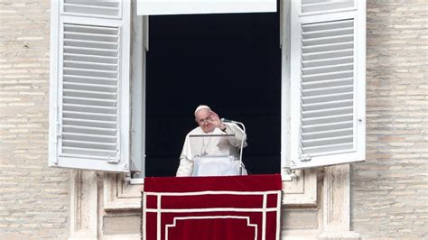 Tematická fotografia Benedikta XVI. počas modlitby Anjel Pána na Námestí sv. Petra