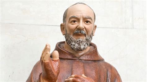 Fotografia požehnávania Bambinelli (figúrok Dieťaťa Ježiša) Benediktom XVI.