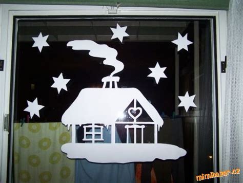 Tematické foto: vianočne vyzdobené okno školy so zapojenými deťmi