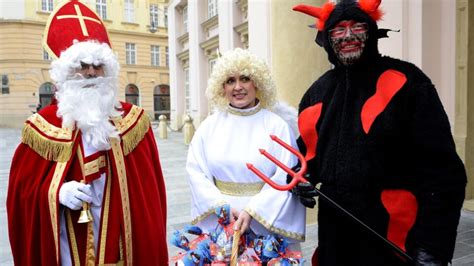 Fotografia Mikuláša s anjelmi a čertom počas Mikulášskeho sprievodu.