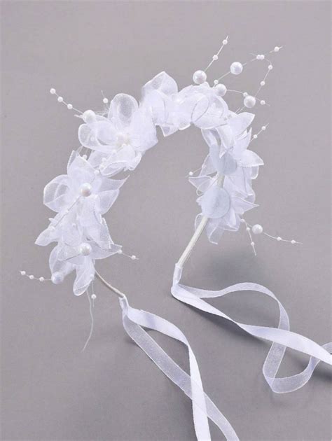 Rôzne typy venčekov do vlasov pre dievčatá na prvé sväté prijímanie, vrátane kvetinových, perličkových a s ozdobnými stuhami