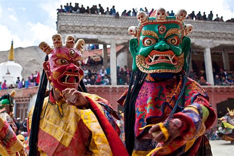Tematická fotografia tibetského Nového roka s tradičnými dekoráciami a ľuďmi v slávnostnom oblečení