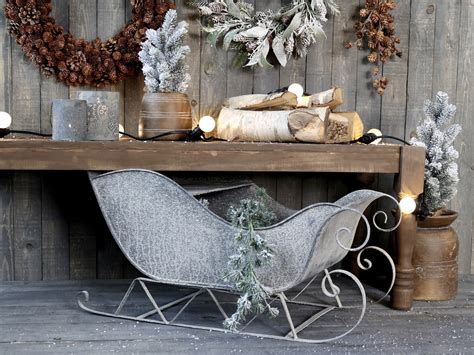 vianočné sane a soby ako dekorácia v predzáhradke