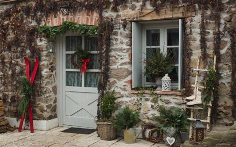 ihličnany v kvetináčoch ako vianočná výzdoba