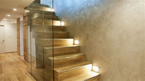 schodisko osvetlené lampášmi a svetlami