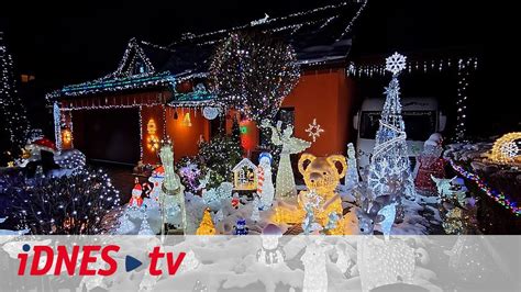 rodinný dom s bohatou vianočnou svetelnou výzdobou