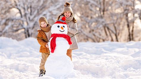 snehuliak z látky vítajúci hostí