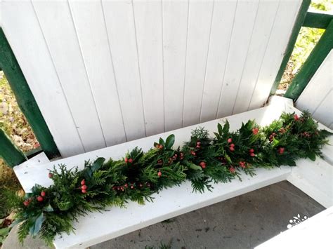 girlanda z imela a cezmíny na dverách