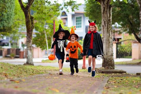 Tematické foto šťastných detí v kostýmoch oslavujúcich Halloween v škole