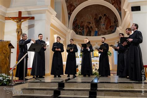 Fotografie mladých varhanic hrajících v kostele