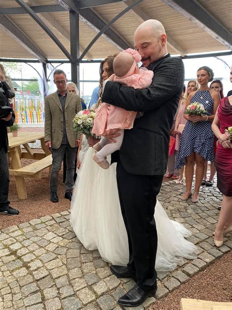 Tematické foto: Šťastná rodina s dcérou v maturitnom/promočnom oblečení na rozlúčkovom bankete