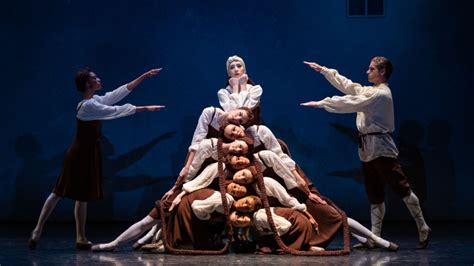 Historická fotografia: Ballets Russes, Bronislava Nižinská pri choreografii Les Noces