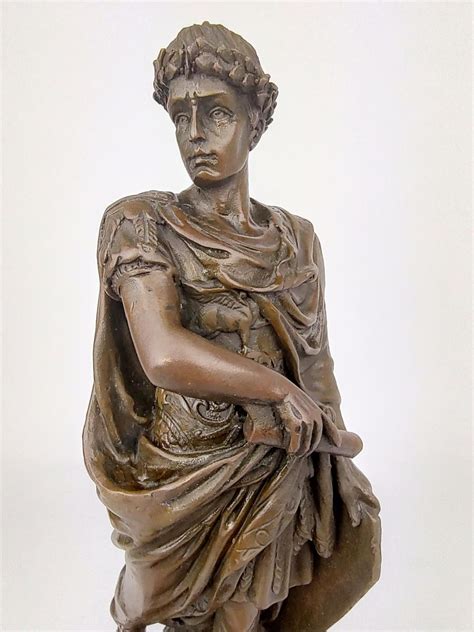 Ilustrácia Gaia Iulia Caesara s typickým vavrínovým vencom