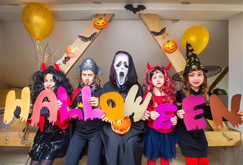 Tematické foto: Halloween v škole, deti v kostýmoch