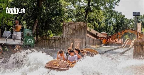 Ilustračná fotografia rodiny zabávajúcej sa na nafukovacích atrakciách