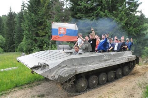 Fotografia vystavenej adrenalínovej jazdy na obrnenom pásovom transportéri