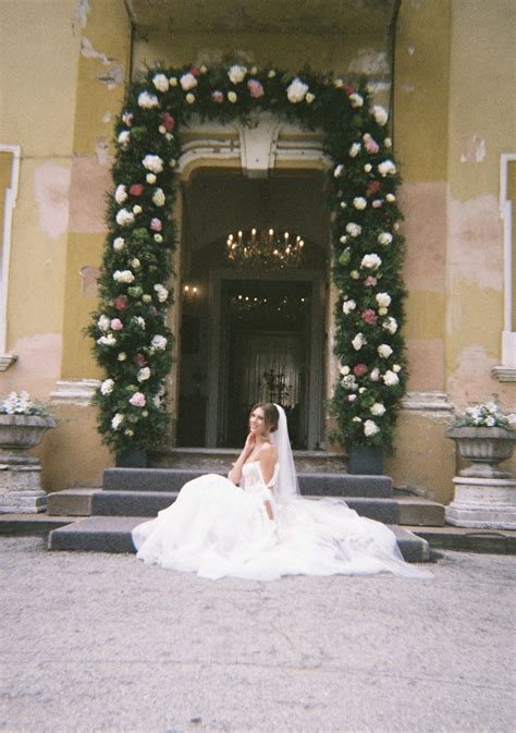 Fotografia nevesty s elegantným fascinátorom