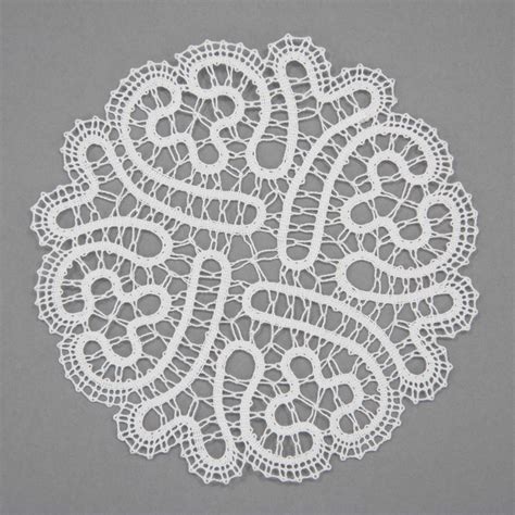 Detailné foto zdobenia svadobného fascinátora (čipka, perie, kamienky)