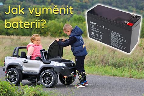 dieťa jazdiace na elektrickom autíčku s veľkou mašľou