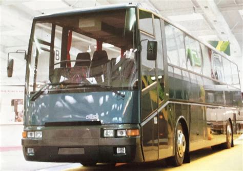 Luxusný svadobný autobus pristavený pred kostolom alebo svadobnou sálou, pripravený na prepravu hostí.