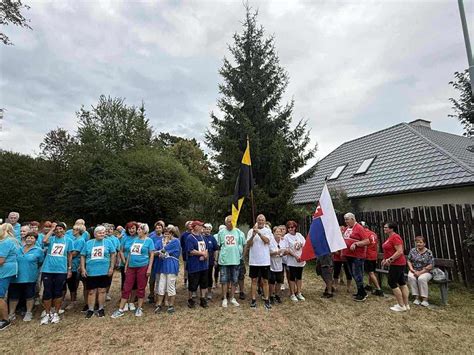 fotografia seniorov aktívne sa zúčastňujúcich na športových hrách