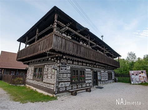 Ilustrácia tradičnej slovenskej ľudovej architektúry s bohato zdobenou štítovou stenou