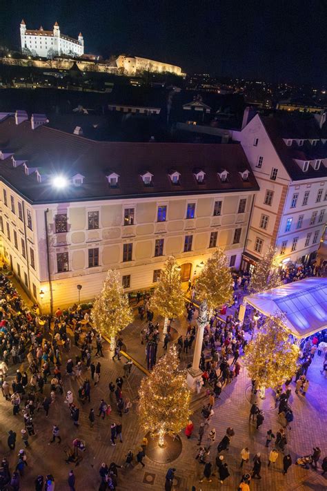 Fotografia vianočných trhov v Bratislave na Hlavnom námestí