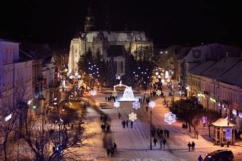 Fotografia vianočných trhov v Košiciach s osvetlenou Hlavnou ulicou