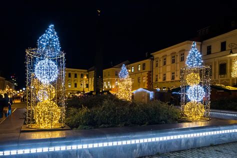 Foto vianočných trhov v Banskej Bystrici so zameraním na svetelnú výzdobu
