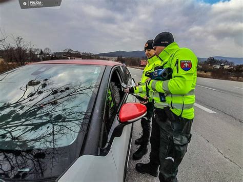 Ilustračné foto muža za volantom športového auta alebo v lietadle.
