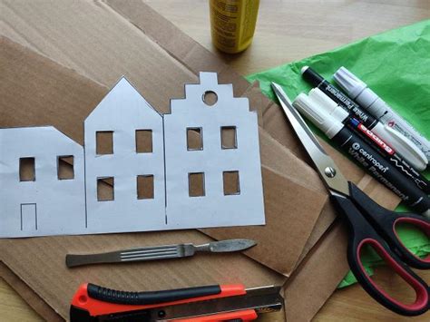 Ilustrácia minimalistických papierových domčekov z bieleho kartónu