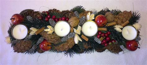 Podlhovastý adventný veniec z pohárov naplnených prírodninami