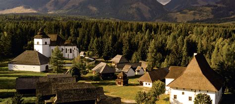 Panoramatický pohľad na Múzeum liptovskej dediny v Pribyline s historickými stavbami
